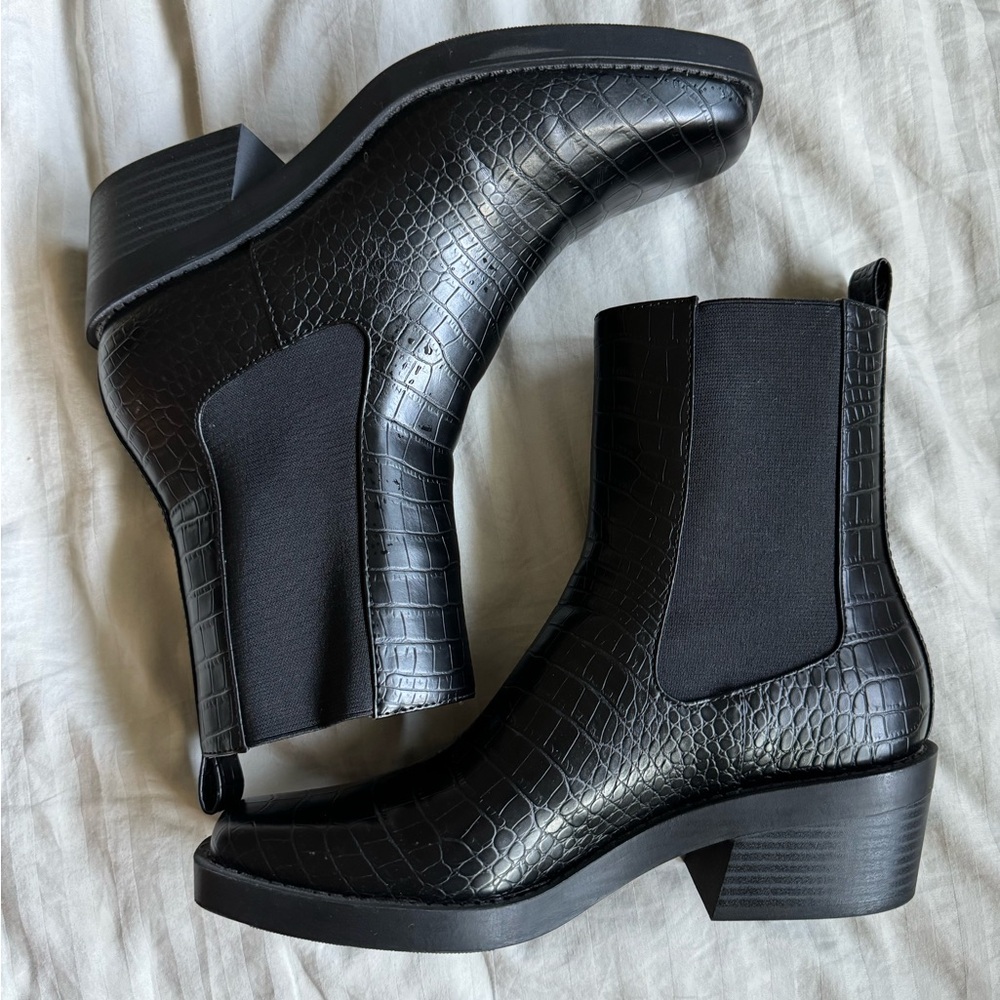 Open Edit Ayla Chelsea Boot Size 8.5 (Fits Size 9)